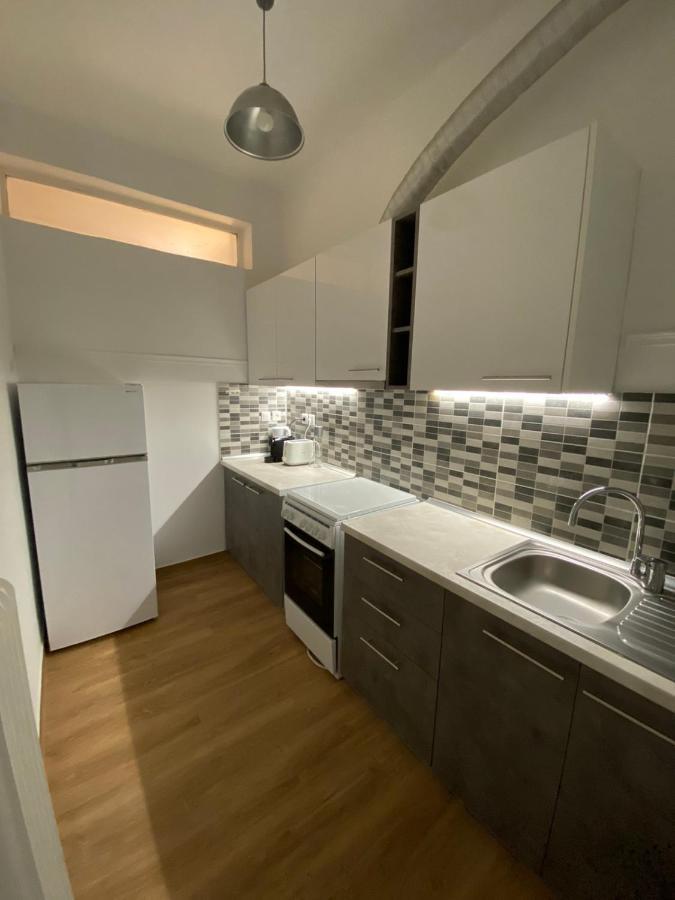 Stylish Urban Apartment By Yha Афины Экстерьер фото
